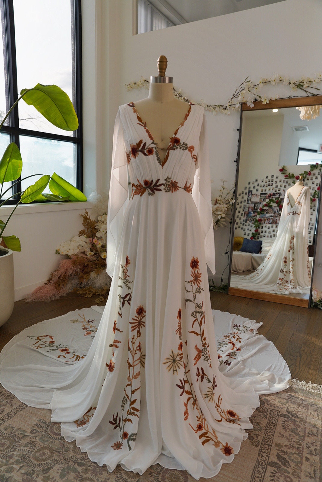 Autumn 2.0 — Elegant Floral Applique Wedding Dress